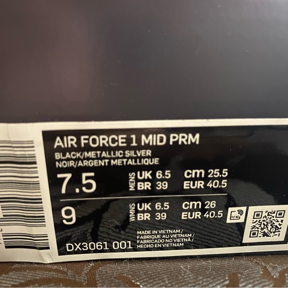AIR FORCE 1 MID PRM
BLACK/METALLIC SILVER
NOIR/ARGENT METALLIQUE - Picture 3 of 11
